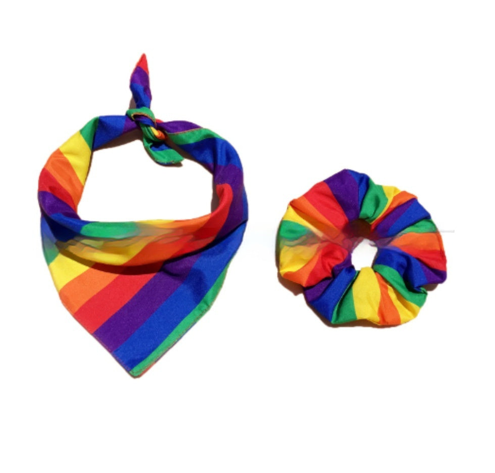 Serviette carrée à rayures en polyester arc-en-ciel et chouchou assorti, accessoires colorés pour mode décontractée.