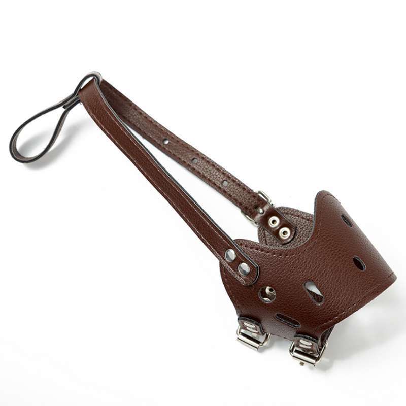 Muselière ajustable en cuir marron pour petits chiens, idéale pour sécurité et confort en promenade.