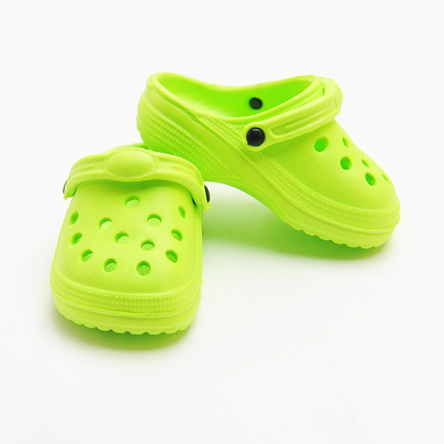Chaussures d'été pour chiens en plastique vert fluo, confortables et stylées, idéales pour les activités en extérieur.