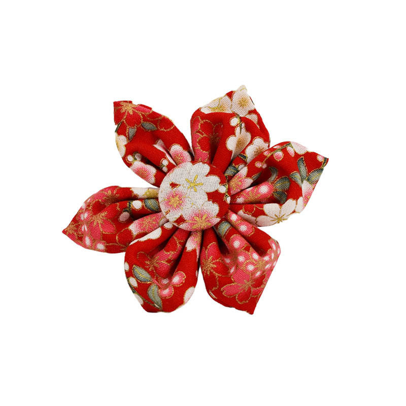 Fleur en tissu japonais rouge pour accessoire de collier pour chien, esthétique et confortable.