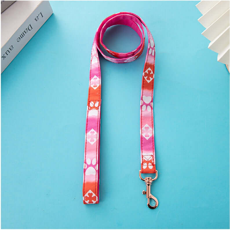 Laisse pour chien en coton biologique, design tendance rose et orange, idéale pour promenades en toute sécurité.