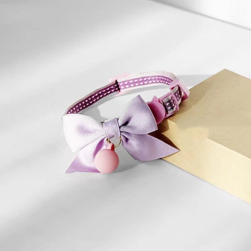 Nœud papillon pour chat en violet avec cloche, accessoire élégant pour animaux de compagnie.
