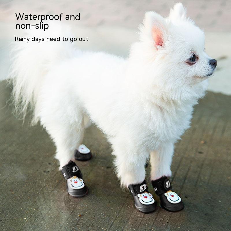 Chien portant des bottes en silicone étanches et antidérapantes, parfaites pour les jours de pluie.