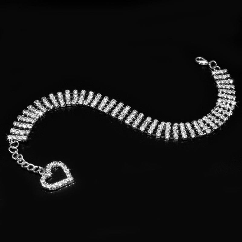 Collier en rhinestones à quatre rangées pour chiens et chats avec pendentif en cœur scintillant.