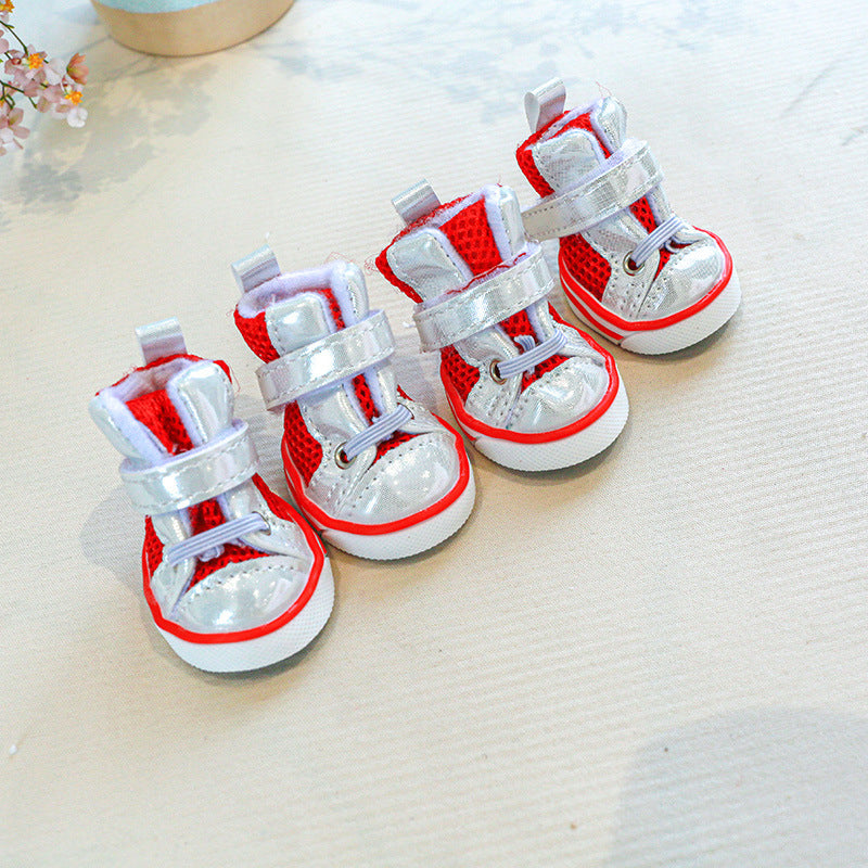 Bottes rouges pour animaux de compagnie, idéales pour l'hiver, en denim avec bande autocollante. Confort et style.