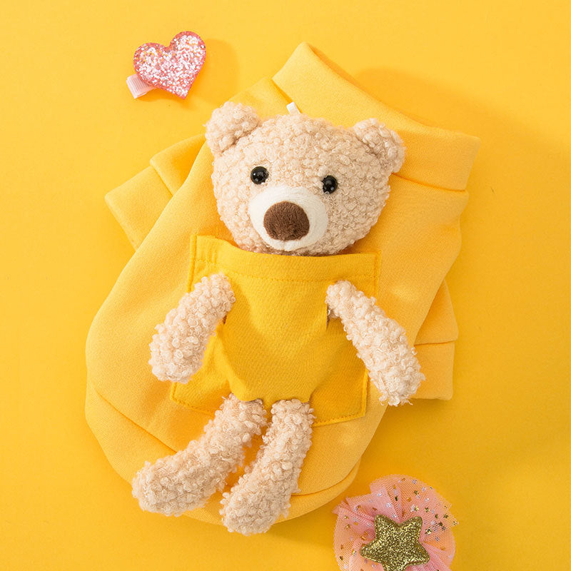 Vêtements pour animaux en peluche jaune avec ours mignon, ajoutant une touche de gaieté à la mode animale.