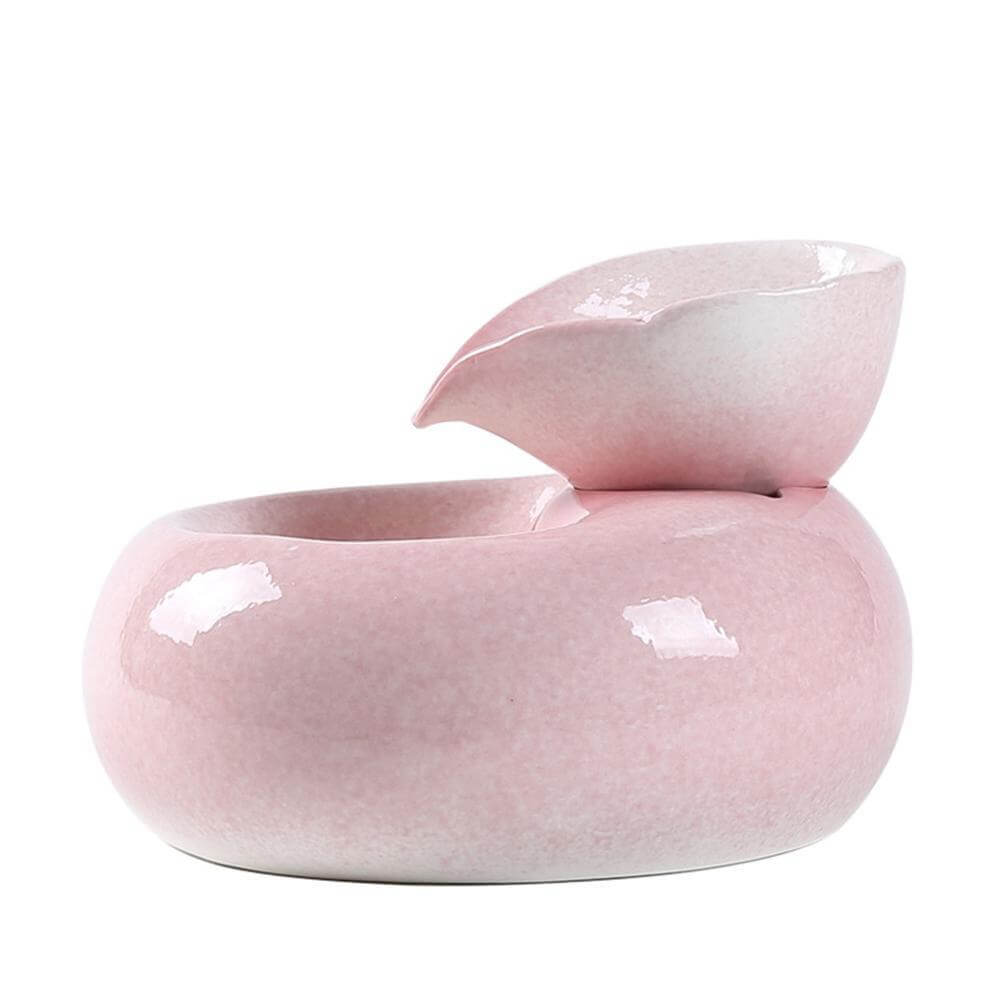 Distributeur d'eau automatique pour chat en porcelaine blanche et rose, alliant design élégant et fonctionnalité.