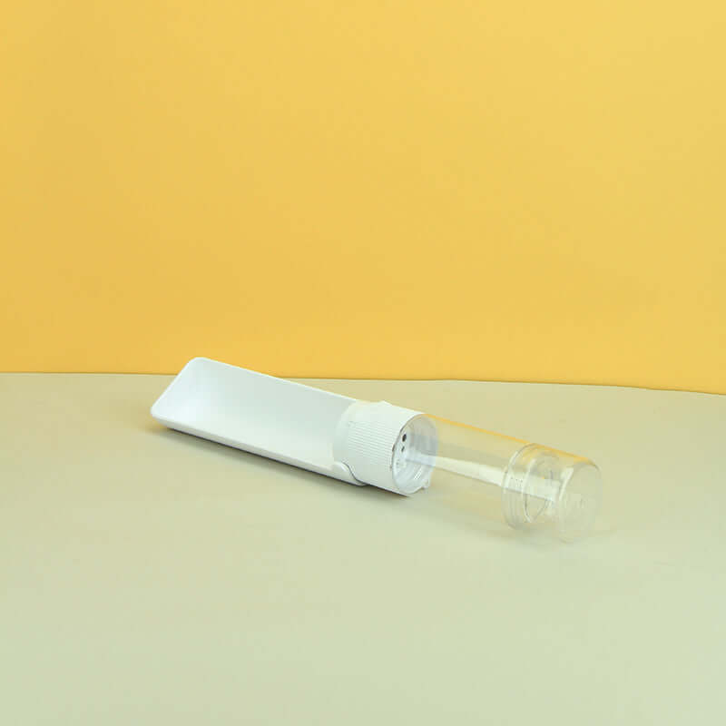 Bouteille d'eau portable blanche pour chiens et chats sur fond jaune, idéale pour voyages avec animaux.