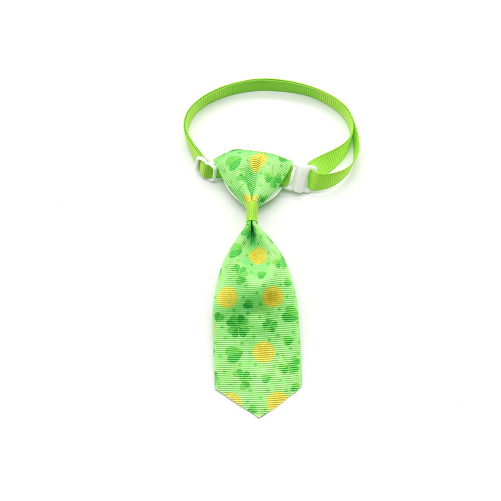 Cravate verte pour animaux de compagnie avec motifs de trèfle pour la Saint-Patrick.