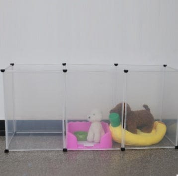 Clôture transparente pour animaux avec jouets pour chien et ours en peluche, idéale pour sécurité et style.