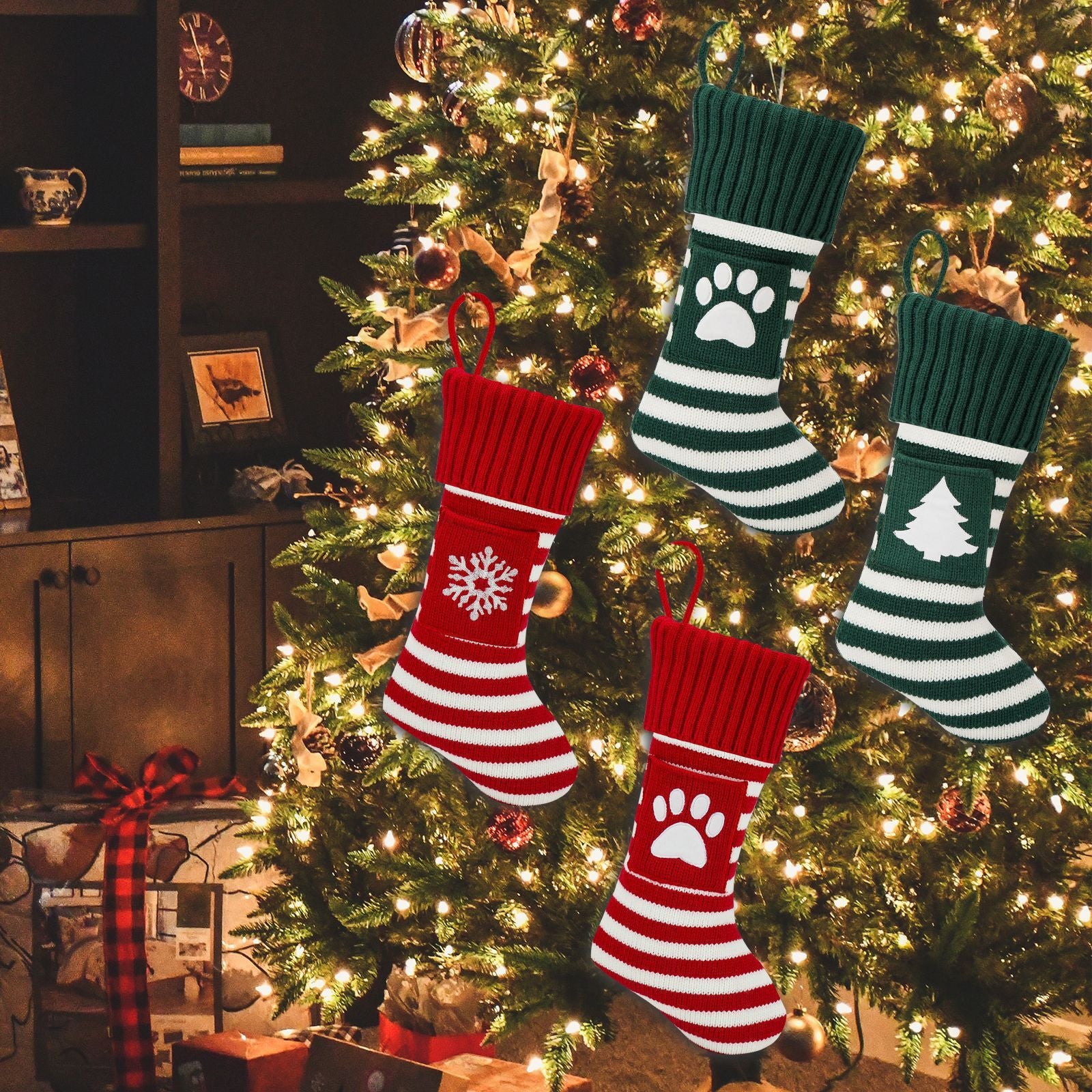 Chaussettes de Noël colorées pour chiens et chats suspendues à un sapin décoré.