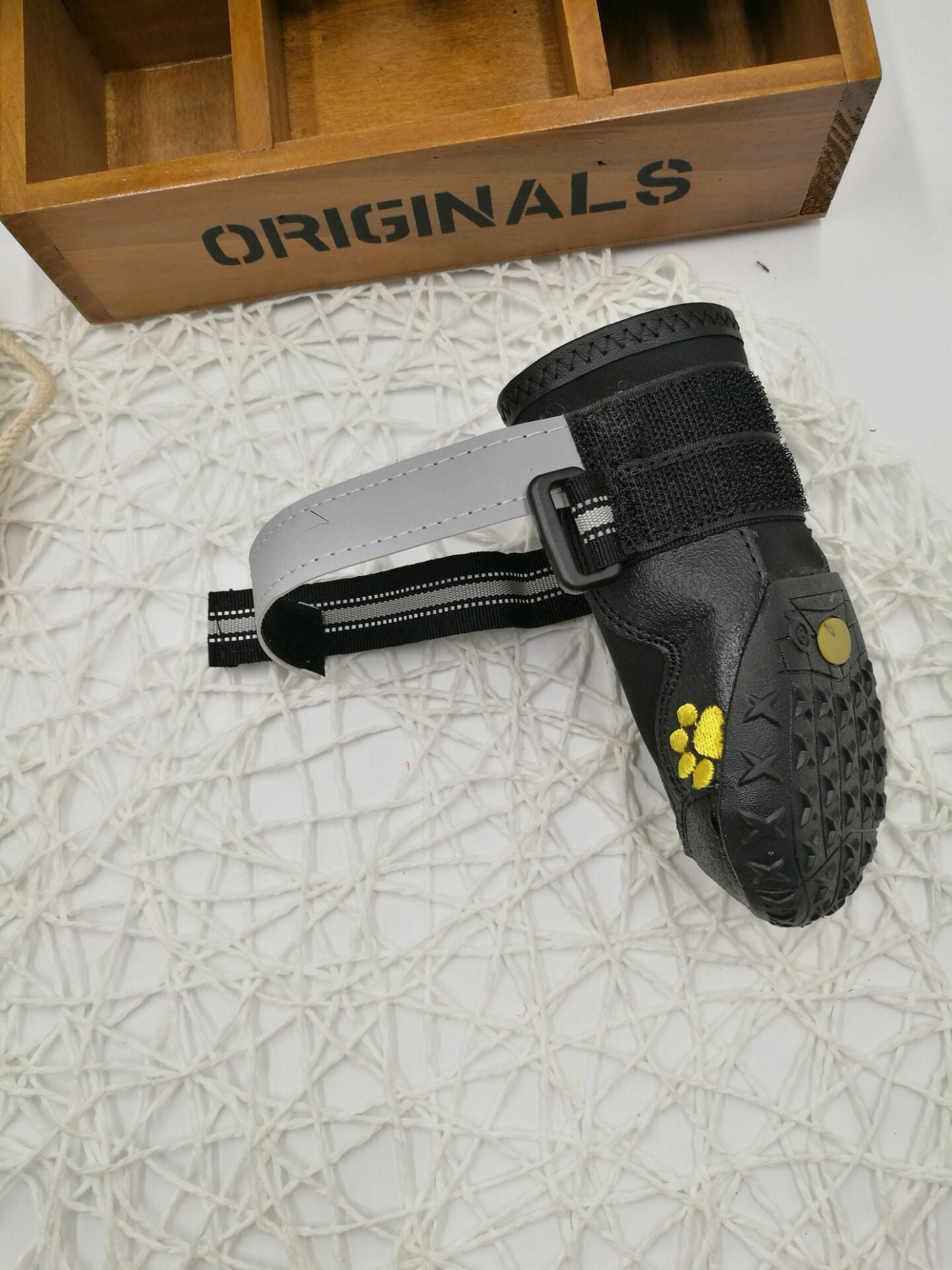 Chaussure résistante aux intempéries pour chien avec semelle en PVC, conçue pour un confort optimal.