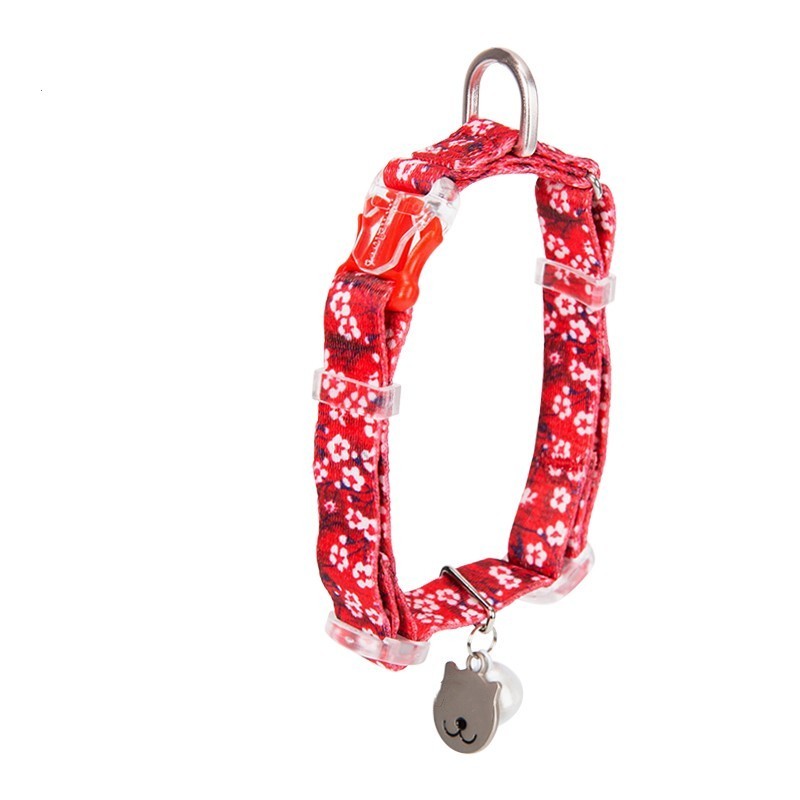 Collier de chat rouge à fleurs avec cloche et boucle, accessoires élégants pour animaux.