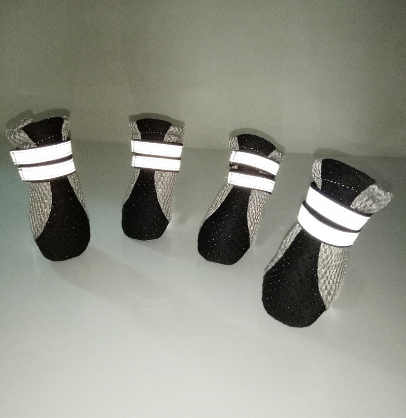 Chaussures étanches pour chiens Teddy en noir avec bandes réfléchissantes, confort et protection pour animaux.