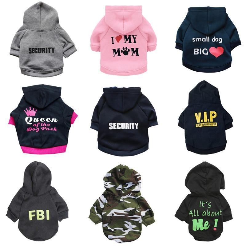 Variété de pulls pour chiens avec des imprimés amusants et colorés, incluant des messages variés.