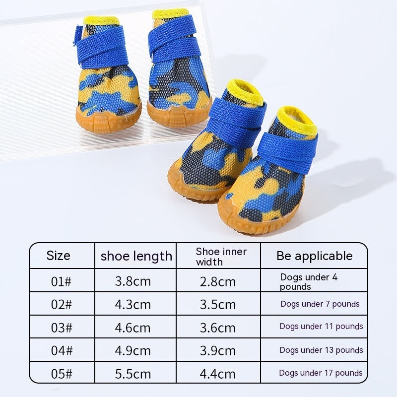Chaussures pour chiens non-dérapantes à motif camouflage, disponibles en tailles pour chiens jusqu'à 17 livres.