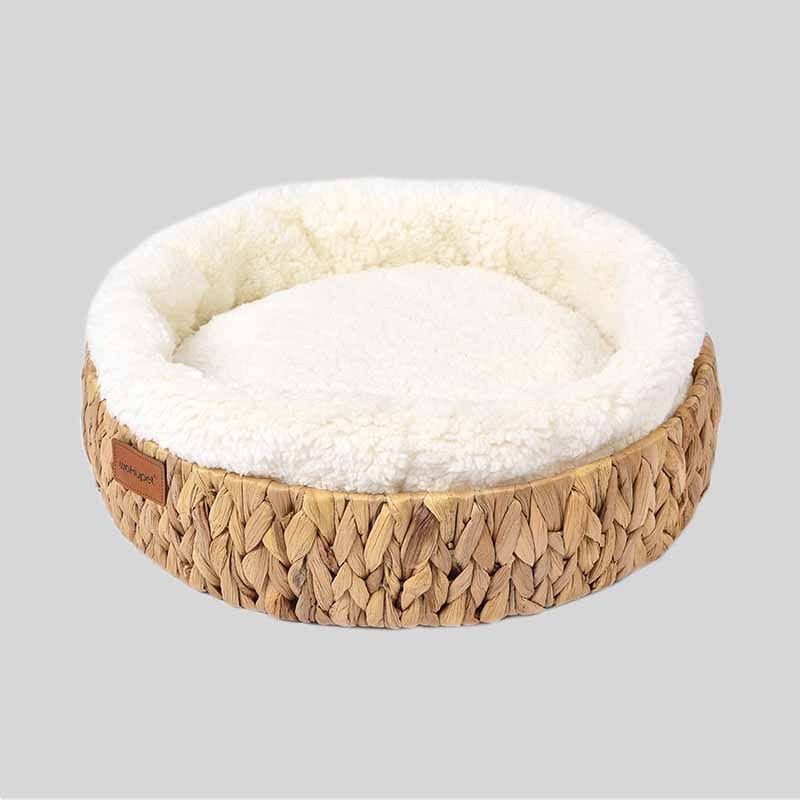 Nid confortable en rattan avec coussin en coton, parfait pour reposer votre chat tout en ajoutant du style à votre intérieur.