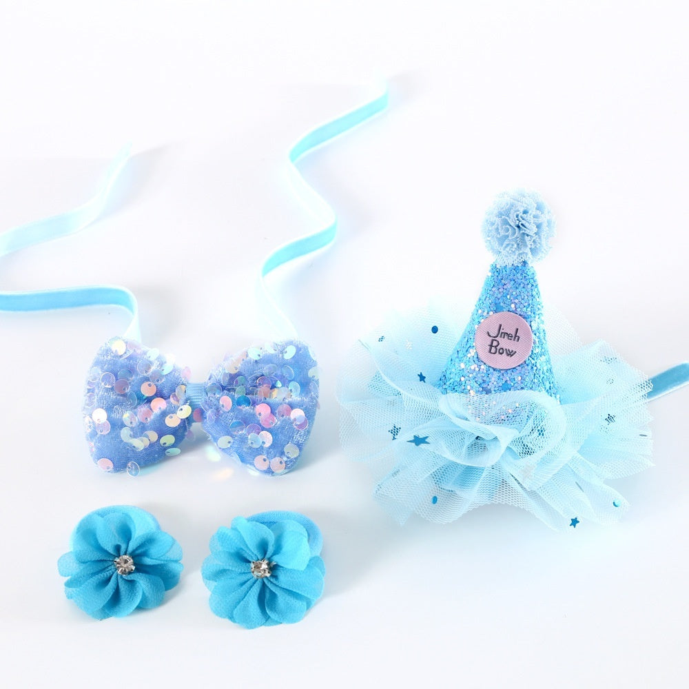 Chapeau d'anniversaire pour chat en bleu avec nœud papillon et fleurs, parfait pour les célébrations et accessoires pour animaux.