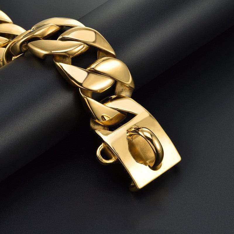 Collier en acier inoxydable renforcé pour chien, finition dorée, design élégant et robuste, adapté à toutes tailles de chiens.