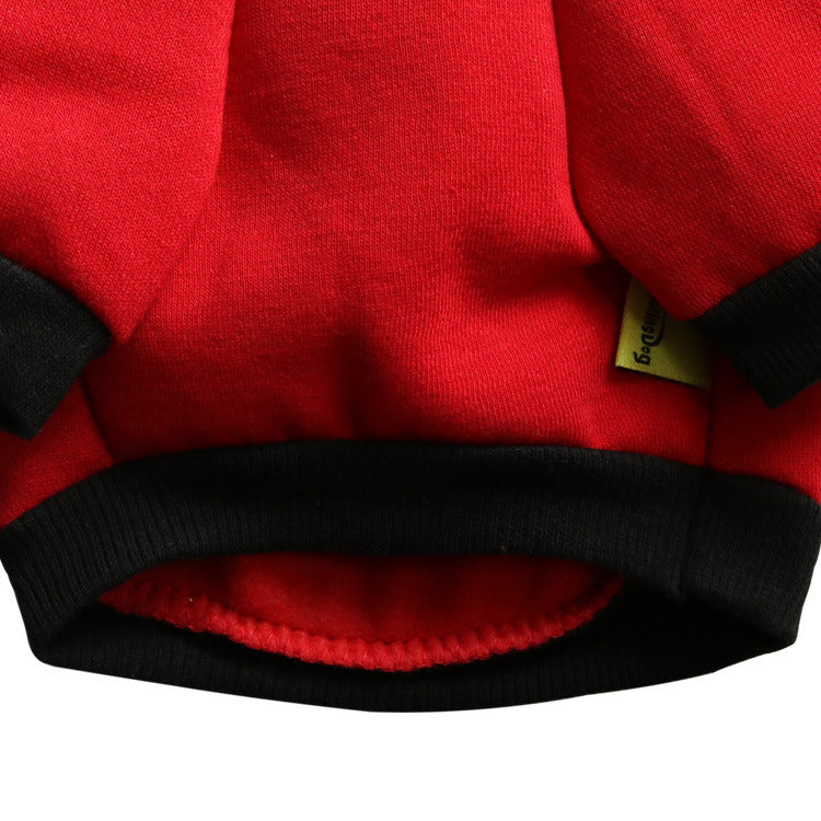 Pull en fleece rouge pour animaux avec manches noires, idéal pour le confort et la chaleur des chiens.