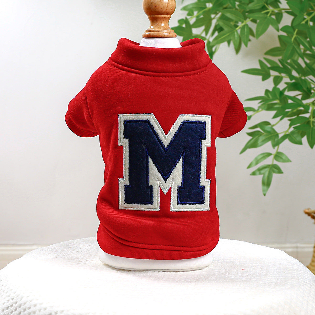 Hoodie pour chien Bichon Teddy en rouge avec lettre M, parfait pour l'automne et l'hiver.