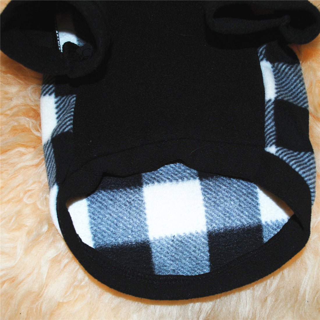 Vêtement à capuche en fleece noir et blanc à carreaux pour chien, idéal pour l'hiver.