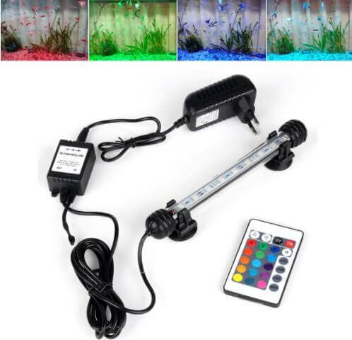 Lampe à eau tricolore pour aquarium avec télécommande et transformateur, créant une ambiance lumineuse.