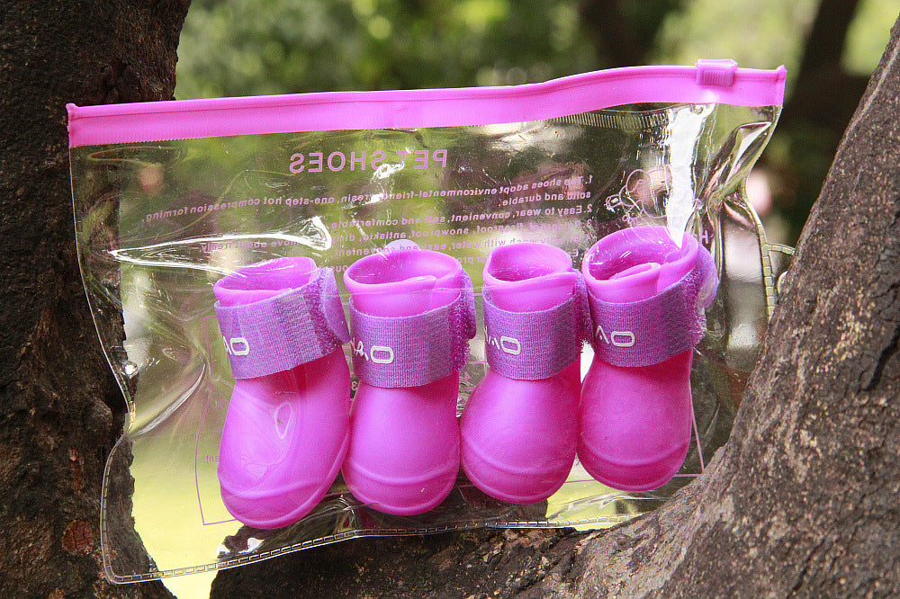 Bottes de pluie pour chiens en PVC rose, confortables et élégantes, présentées dans un sac transparent.