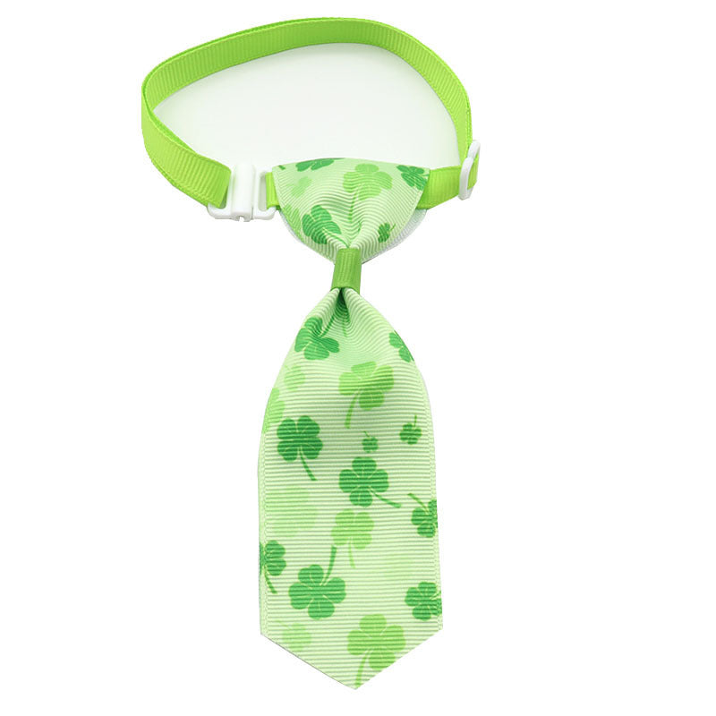Cravate verte à motifs de trèfles pour animaux de compagnie, idéale pour la Saint-Patrick et les occasions festives.