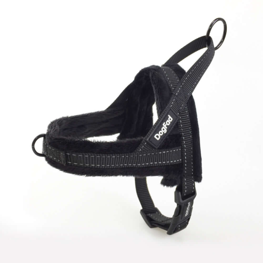 Gilet ajustable en polaire noir avec harnais intégré pour chien, idéal pour le confort et la sécurité.