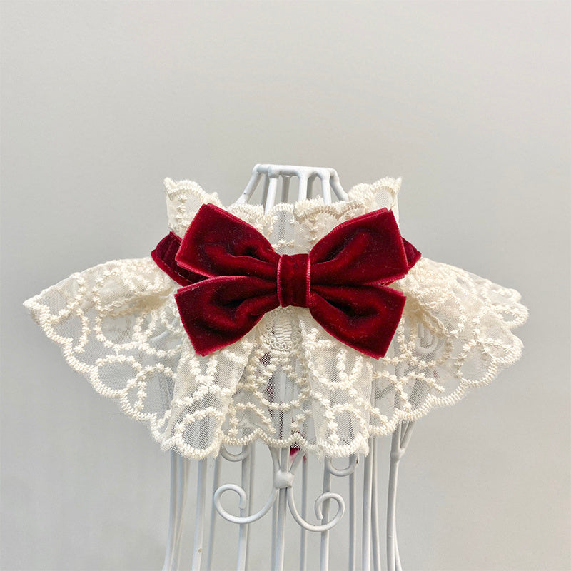 Écharpe élégante en velours rouge avec nœud papillon pour chiens et chats, bordée de dentelle blanche.