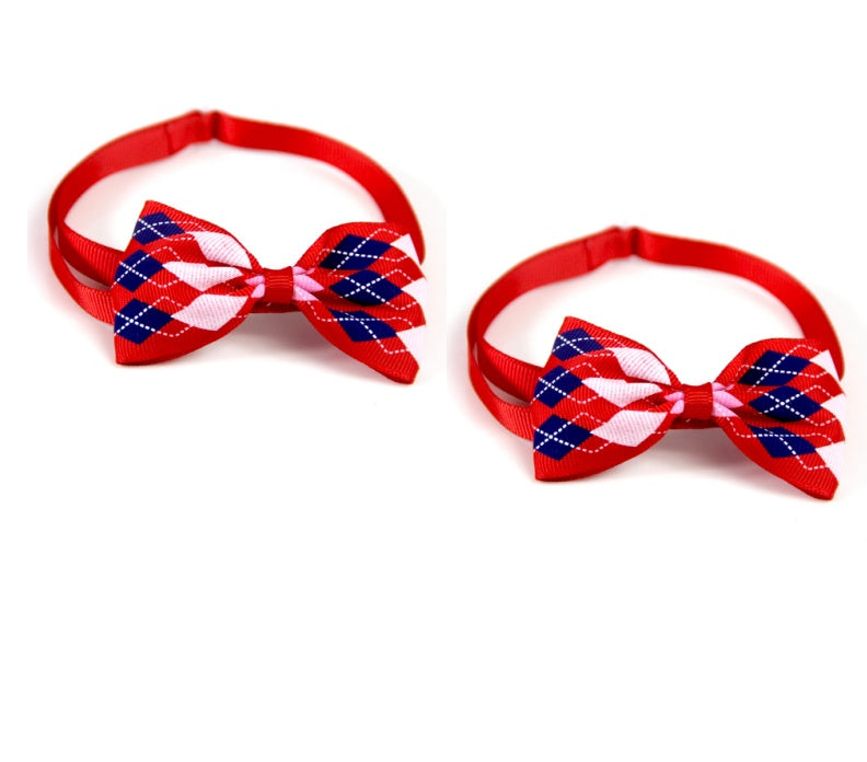 Écharpes à carreaux rouges et bleus pour animaux de compagnie, accessoires élégants et trendy.