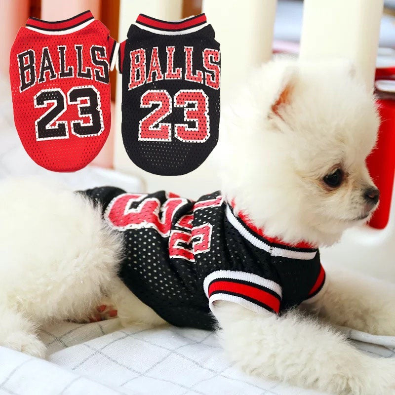 Sweatshirt pour animaux en polyester, noir et rouge, modèle sportif avec texte 'BALLS 23', adapté pour petits chiens.