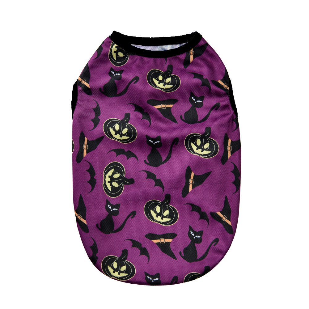 Costume Halloween pour animaux avec motifs de chats, citrouilles et chauves-souris sur fond violet.