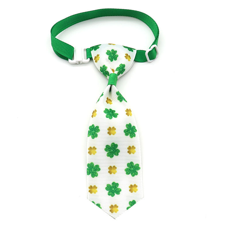 Cravate pour animaux de compagnie avec motifs de trèfles, parfaite pour la Saint-Patrick.