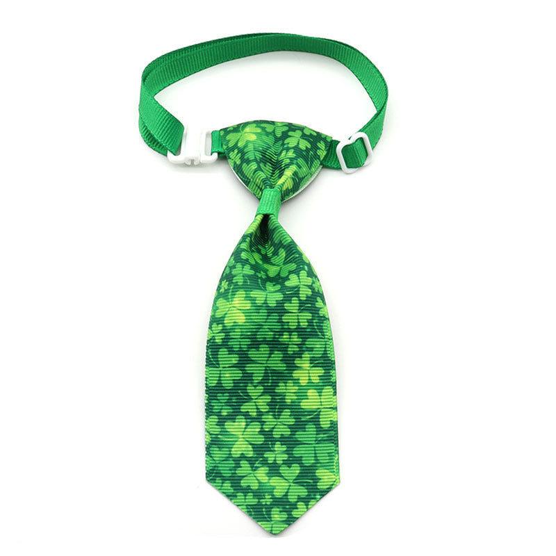 Cravate verte à motifs de trèfles pour animaux de compagnie, idéale pour la Saint-Patrick et les occasions festives.