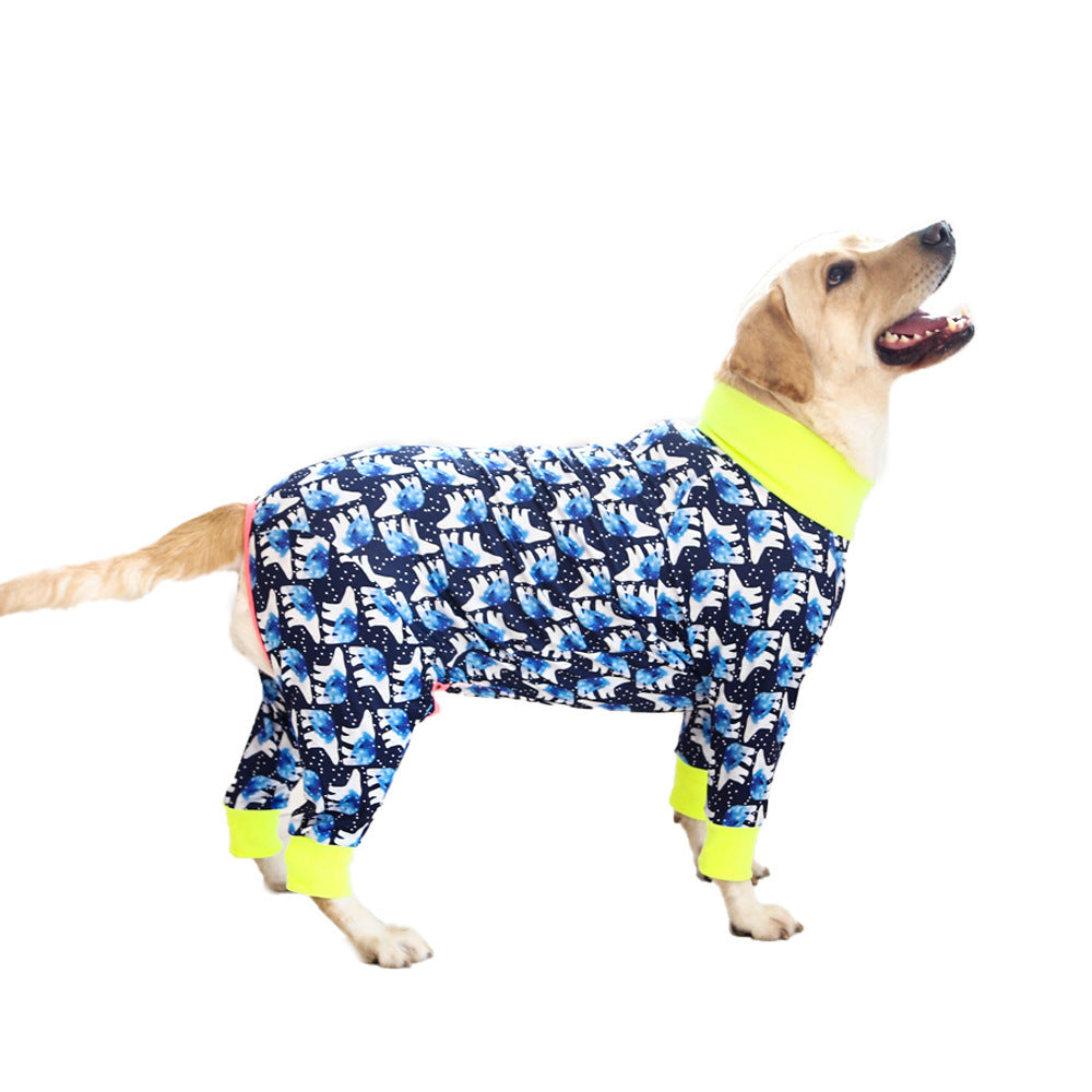 Chien portant un pyjama en coton doux, imprimé mignon, avec un col en néon, pour le confort et le style.