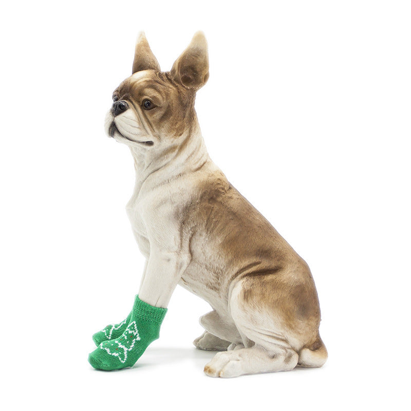 Chien assis avec chaussettes vertes en coton anti-dérapantes, parfaites pour tous les types de chiens.