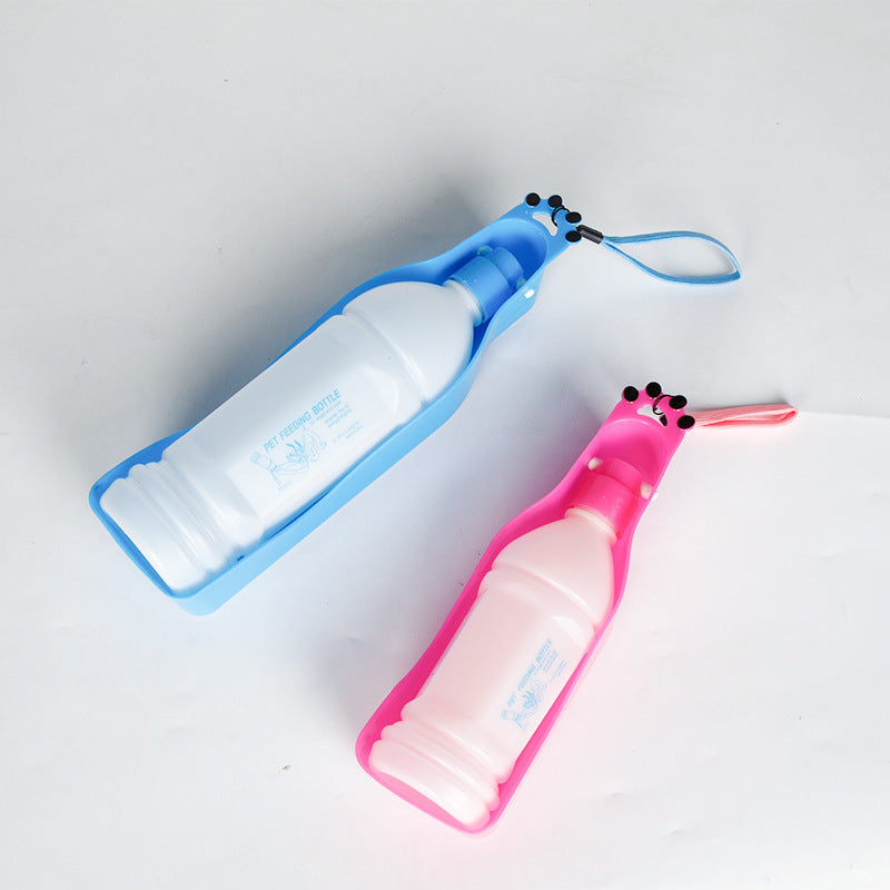 Gourde portable pour animaux de compagnie en bleu et rose, idéale pour l'hydratation facile lors des promenades.