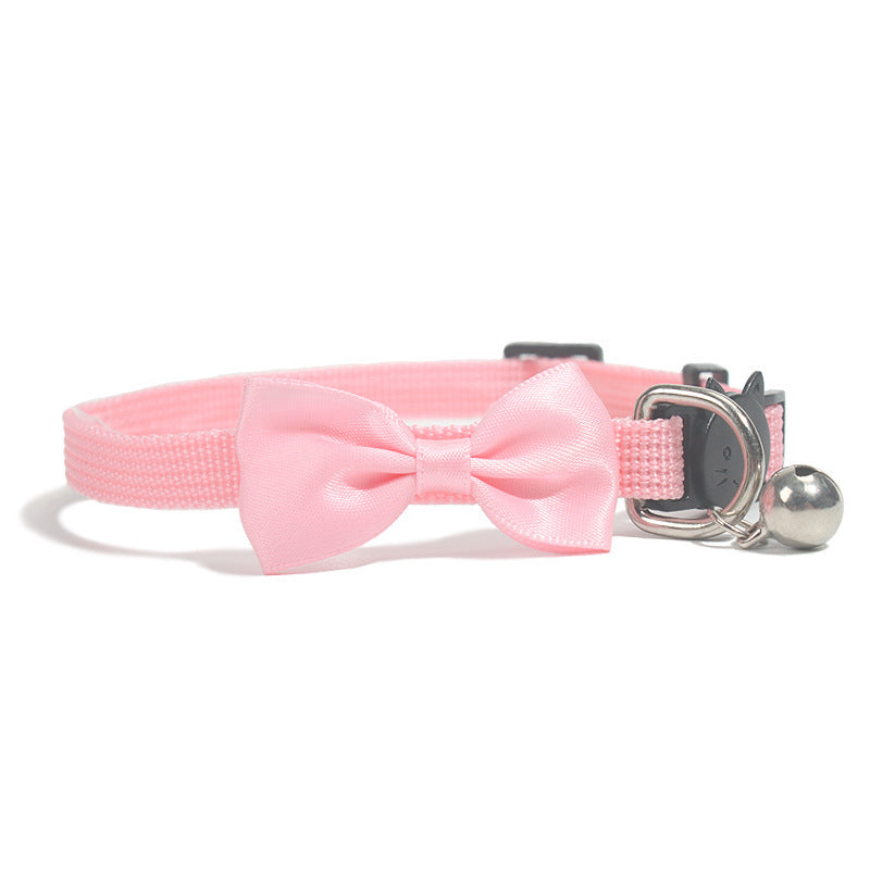 Collier à nœud en nylon rose pour chats avec cloche, accessoire coloré et stylé pour animaux.