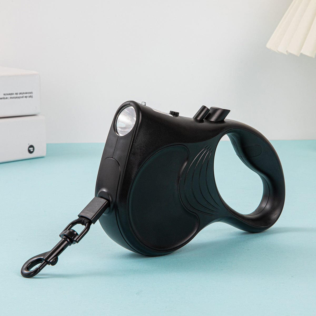 Laisse automatique rétractable pour animaux avec lumière intégrée, couleur noire, idéale pour promenades nocturnes.