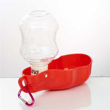Distributeur d'eau en plastique rouge pour animaux de compagnie, léger et portable, idéal pour les voyages.