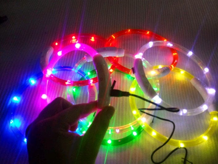 Collier LED lumineux USB pour chien disponible en plusieurs couleurs, parfait pour les promenades nocturnes.