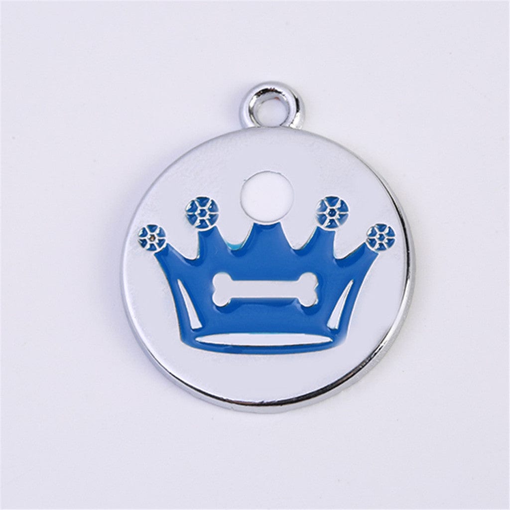 Collier pour chien avec une carte d'identité en métal argenté et motif de couronne bleue.