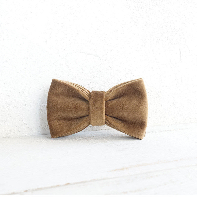 Collier de chien avec nœud en velours caramel, accessoire chic pour animaux.