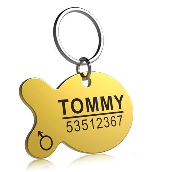 Pendentif anti-perte doré en forme de poisson avec inscription TOMMY et numéro d'identification.