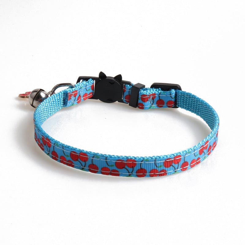 Collier pour chat en polyester avec motifs cerises sur fond bleu, léger et confortable.