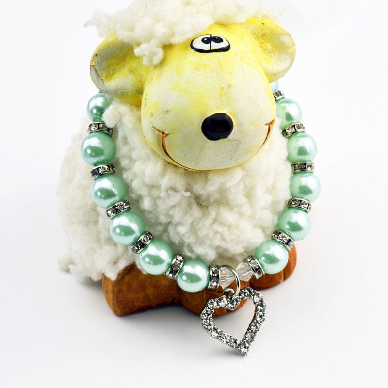 Collier en perles vertes avec pendentif en forme de cœur pour chiens et chats, élégant et confortable.