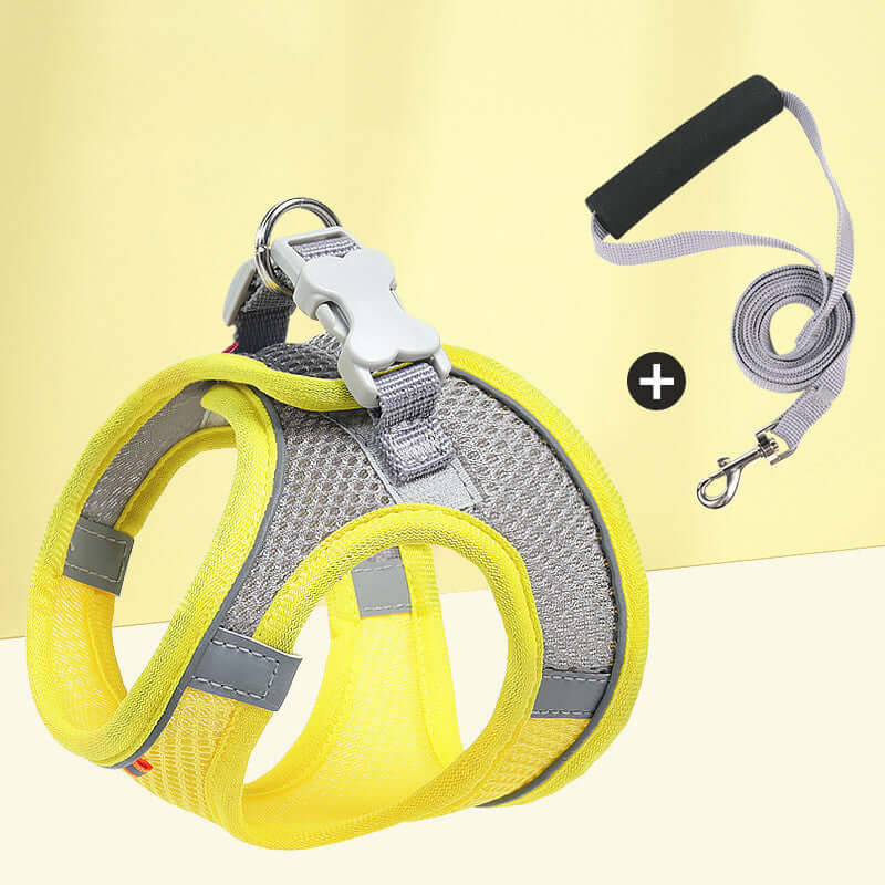 Harnais de poitrine en maille pour chien jaune avec laisse réfléchissante, conçu pour le confort et la sécurité.