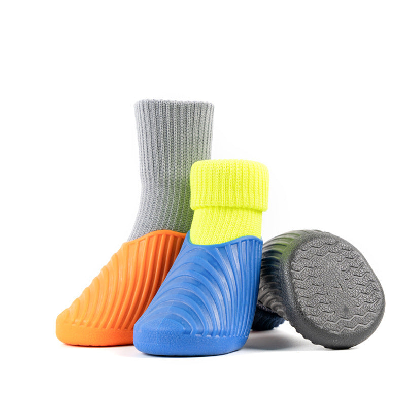 Chaussures de sport extérieures pour animaux avec une semelle antidérapante, disponibles en couleurs vives.